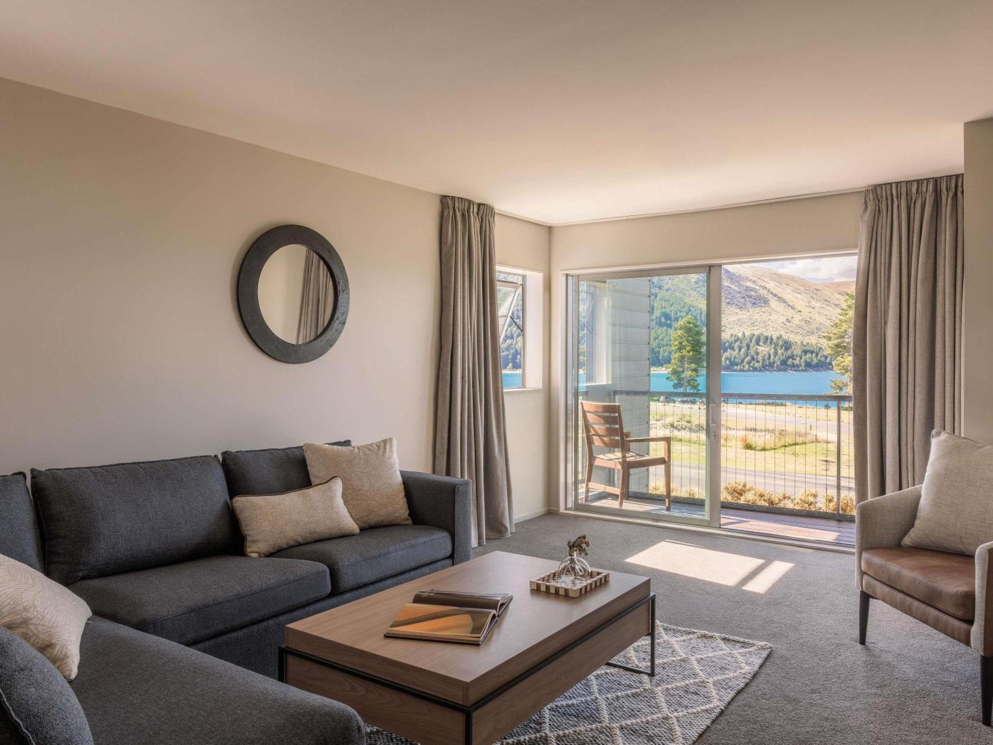 One-bedroom lake view villa